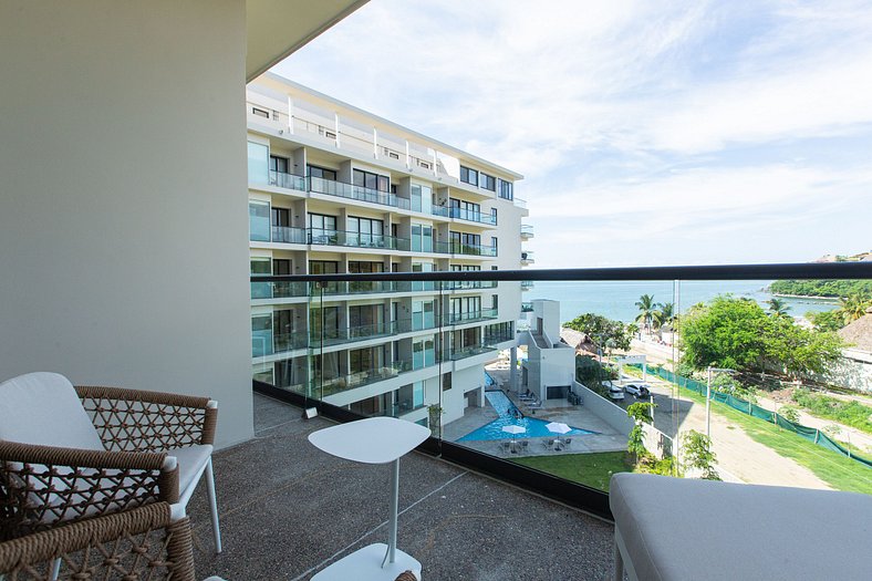 Beachfront Condo, Zantamar 305