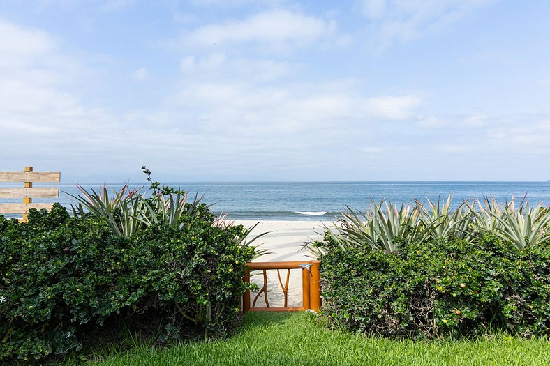 Beautiful Beachfront House Girasol